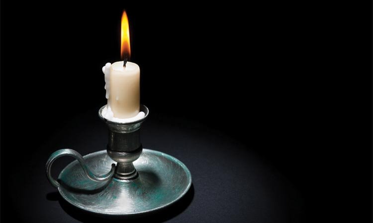 Eine Kerze auf dem Kerzenhalter