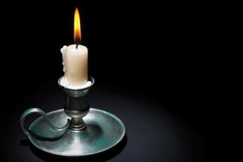 Eine Kerze auf dem Kerzenhalter